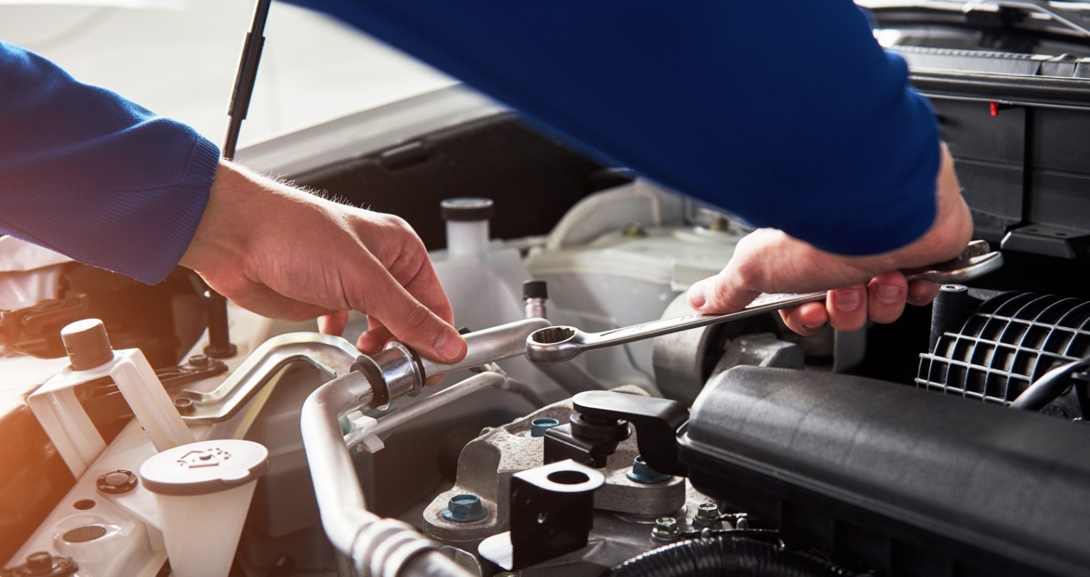automonteur-met-sleutel-in-garage