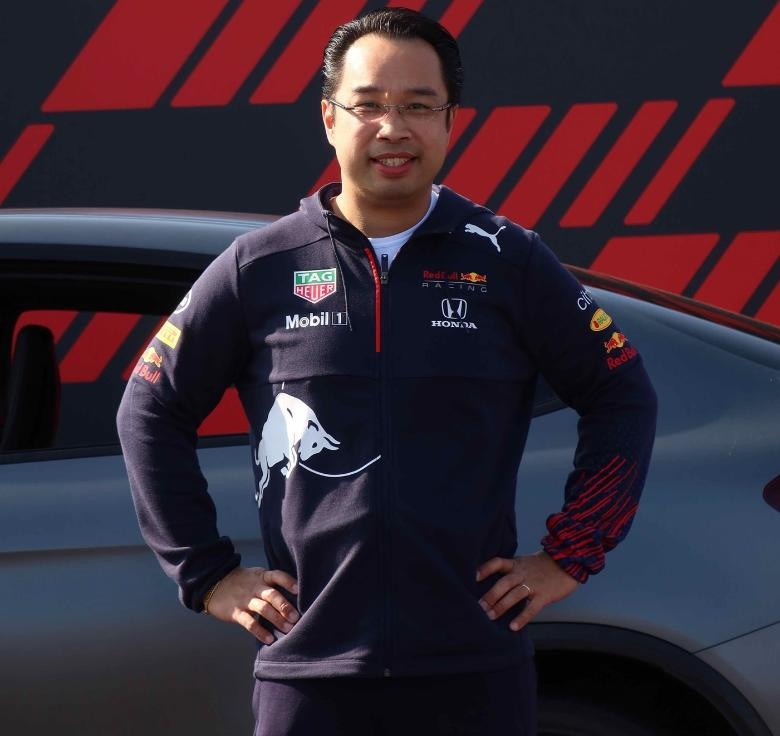 William Chong (43), Front- en Back Office Service Adviseur