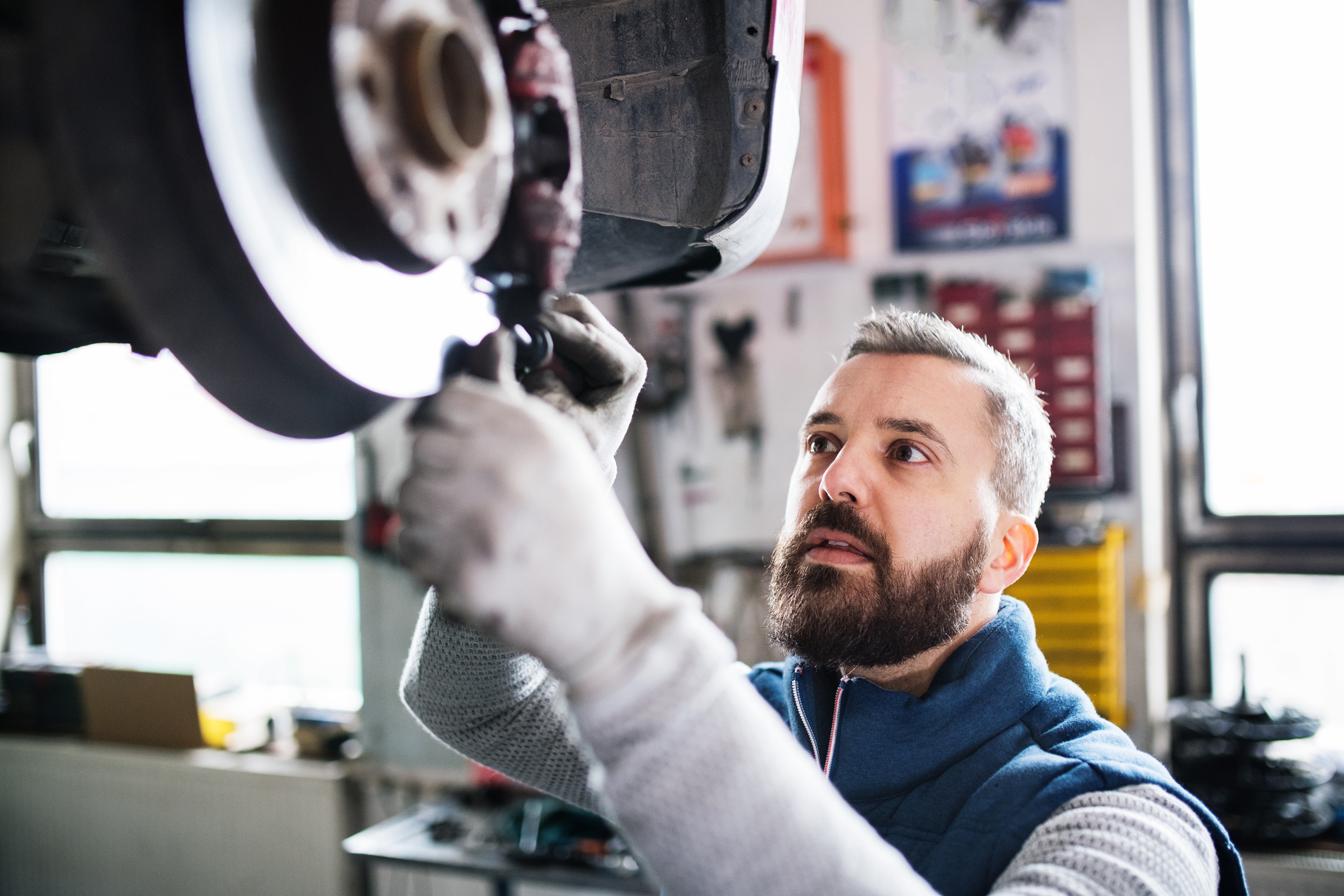 man-monteur-repareert-een-auto-in-een-garage
