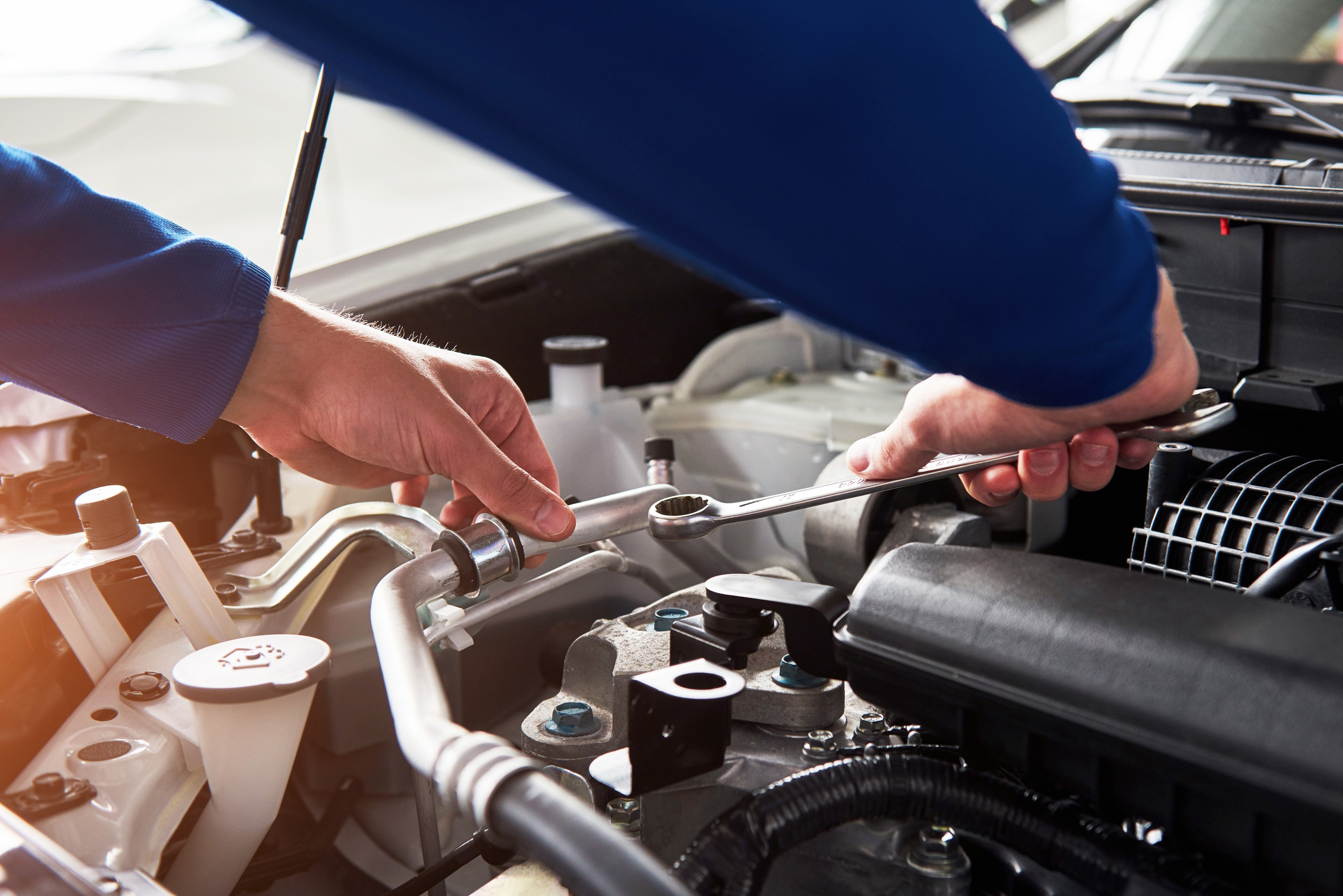 automonteur-met-sleutel-in-garage