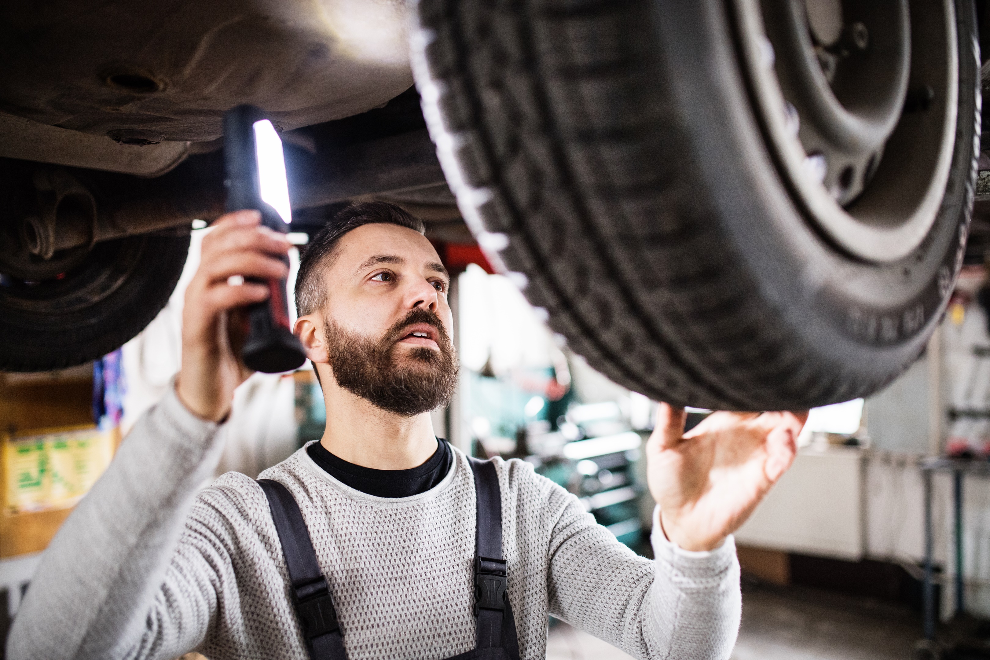 mannelijke-monteur-repareert-een-auto-in-een-garage