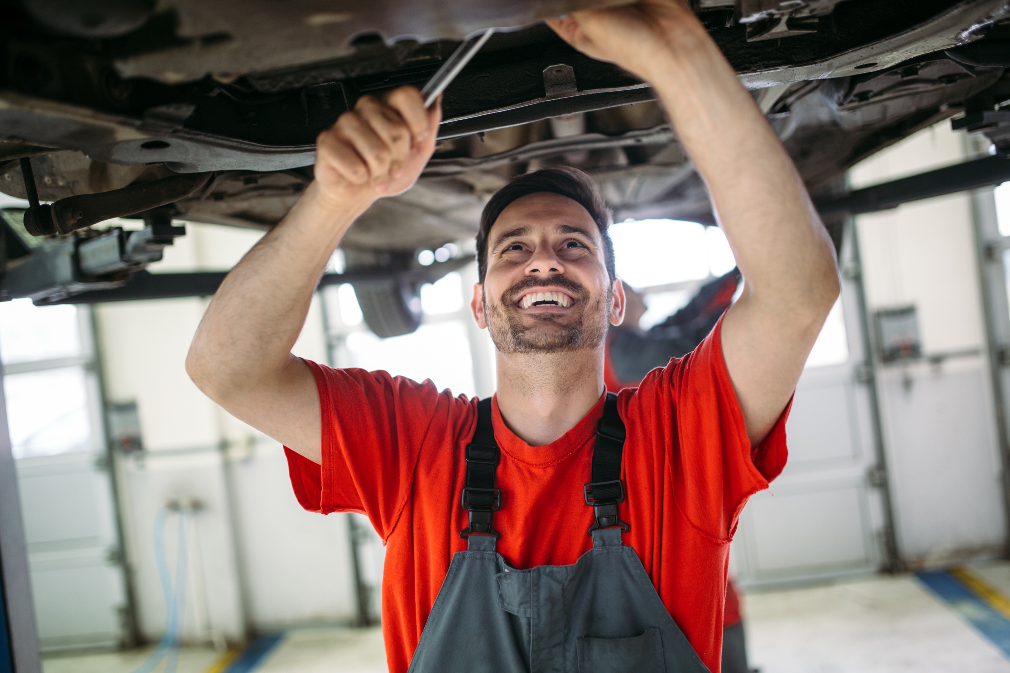 automonteur-werken-in-garage-reparatieservice