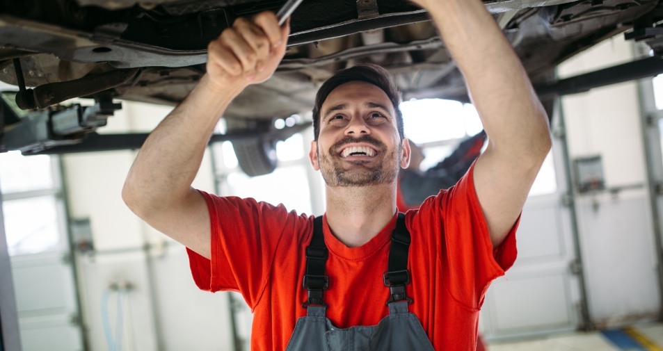 automonteur-werken-in-garage-reparatieservice