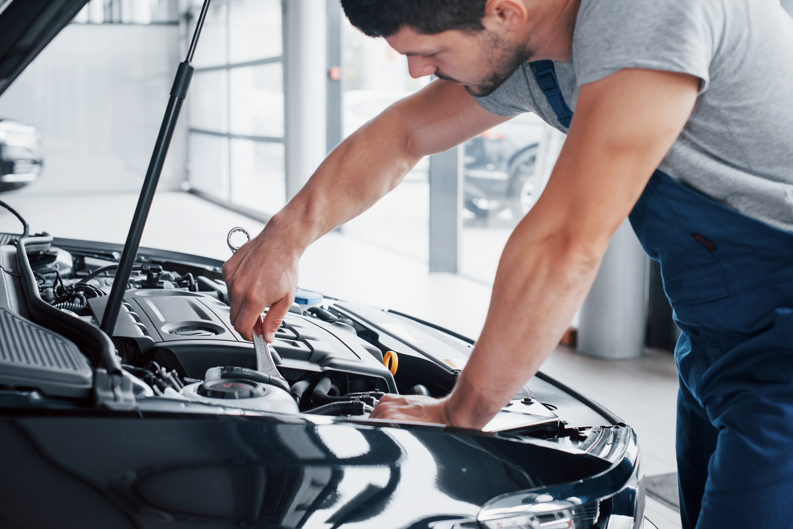automonteur-werkt-in-garage-voor-reparatieservice