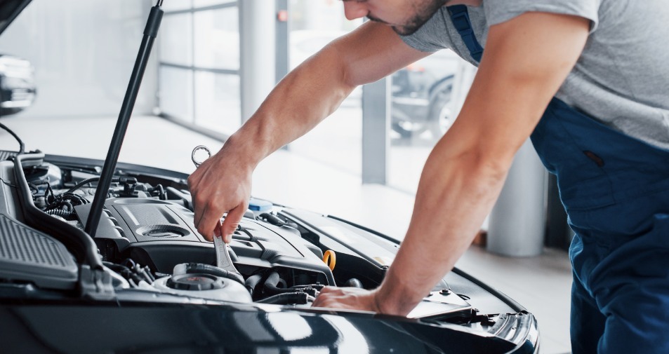 automonteur-werkt-in-garage-voor-reparatieservice