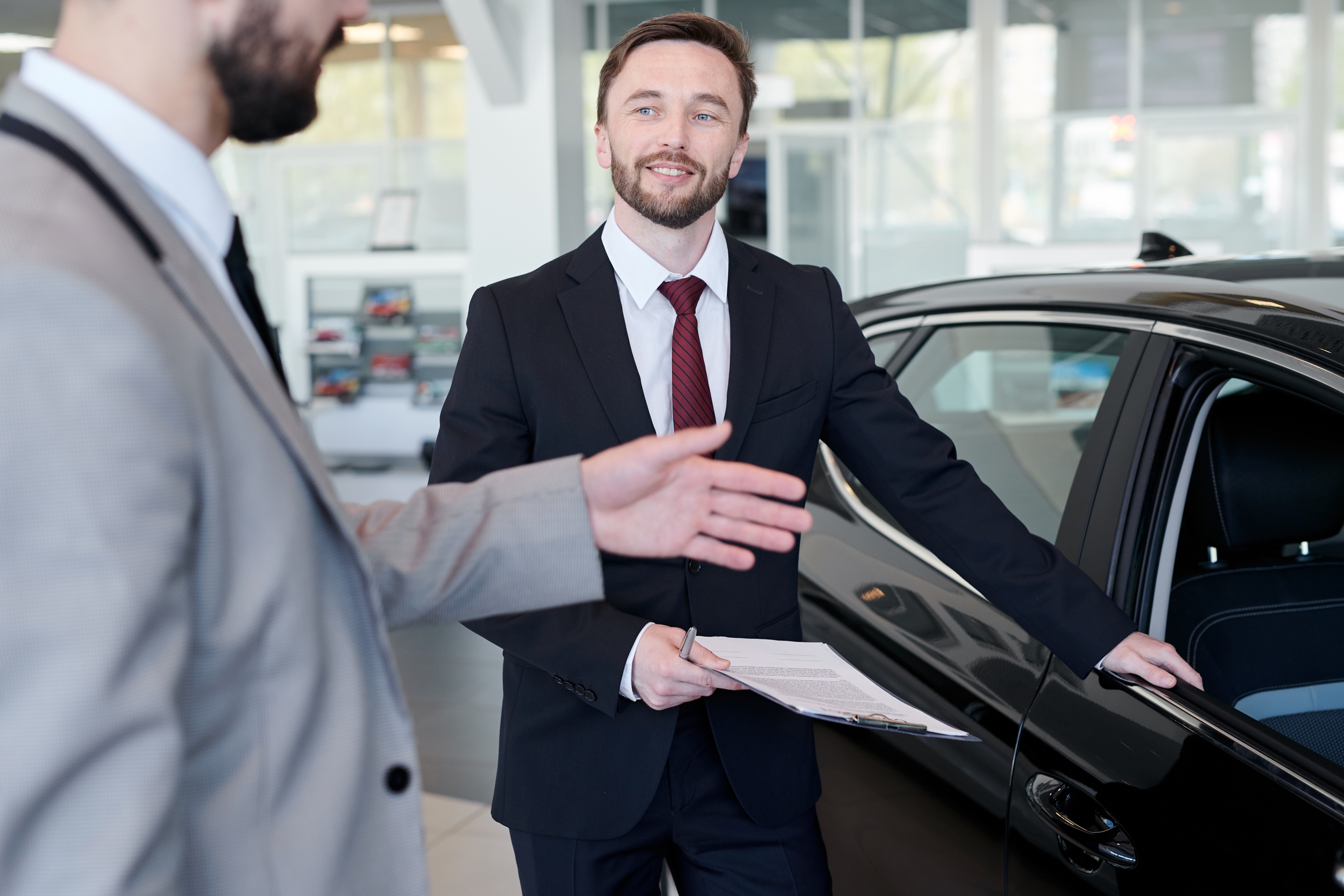 verkoper-vertegenwoordigende-een-nieuwe-auto